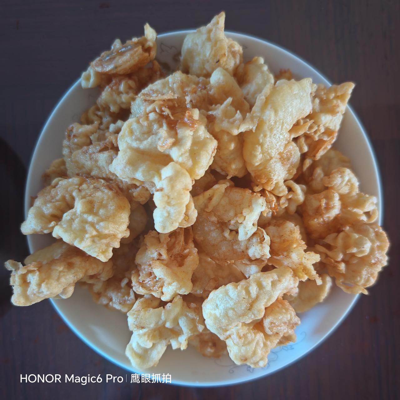盘中香脆味，口齿留香醉。晚餐软炸虾仁，虾片，地三鲜酥香脆吃