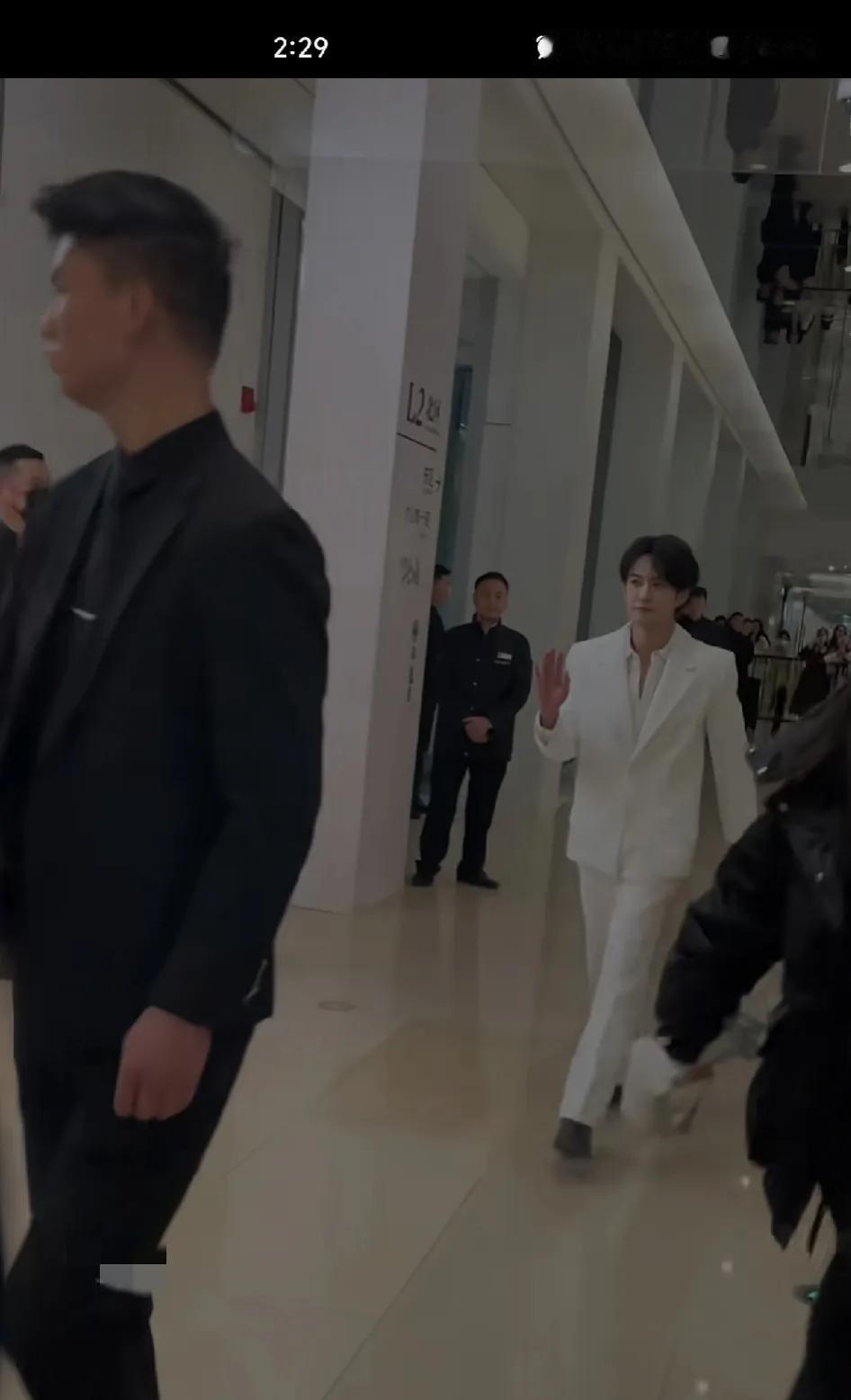 檀健次：小土豆本豆[黑线]
这个身高确实就一般般，不过他好像是靠脸和才艺[黑线]