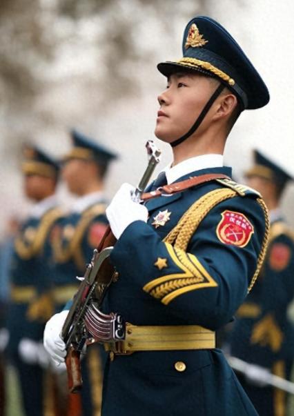 隐瞒婚史？失信被执行？8月12日，前国旗护卫队班长被前女友逼到发声，交往2年后，