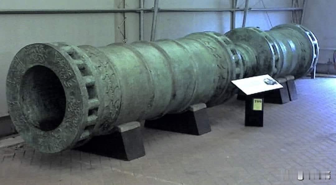 附图为著名的达达尼尔大炮（Dardanelles Gun），也被称为奥斯曼巨型射