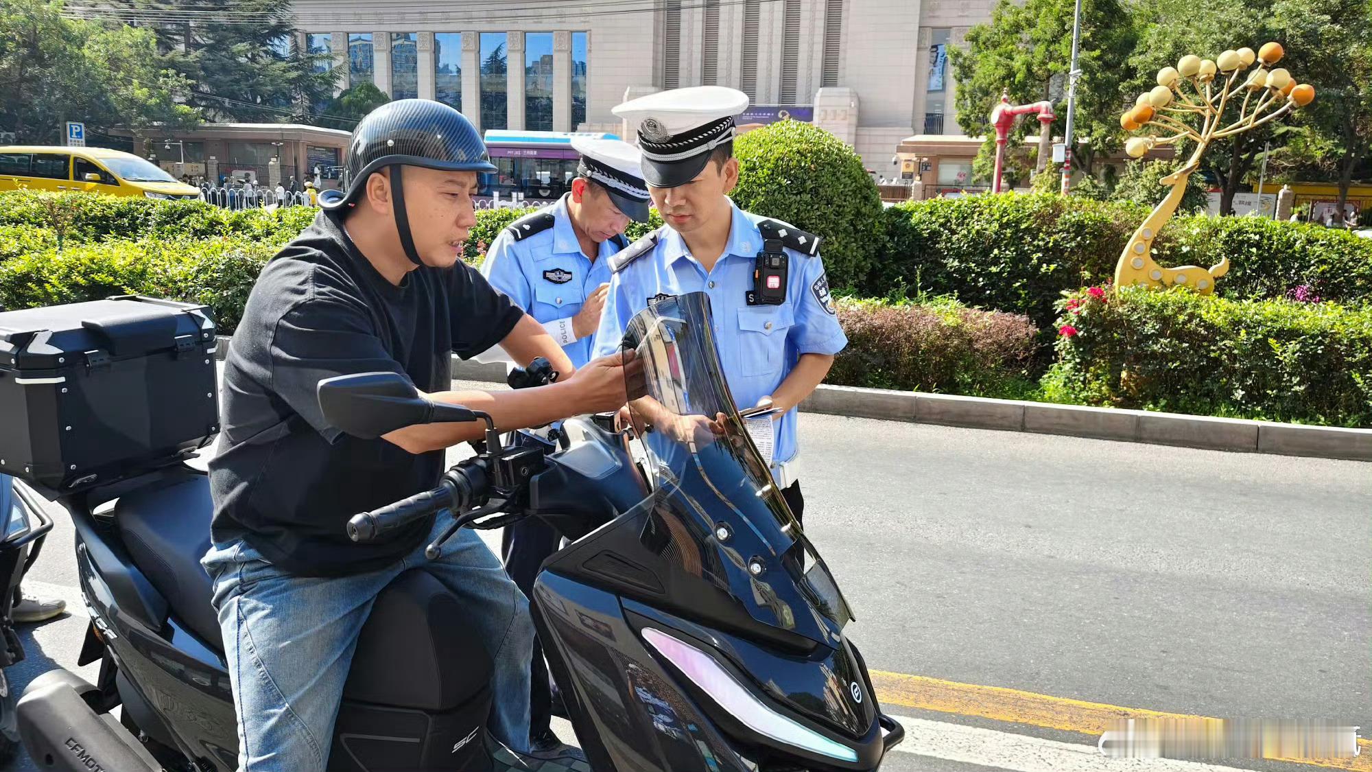 兰州七里河交警整治骑行乱象 “头盔就是保命盔！”近日，兰州七里河交警在整治行动中