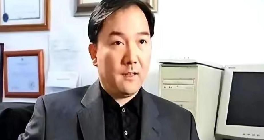 两亿多美金，现金，一捆捆码在豪宅里，最后得用大卡车才能拉走。后院，还养着一只活的