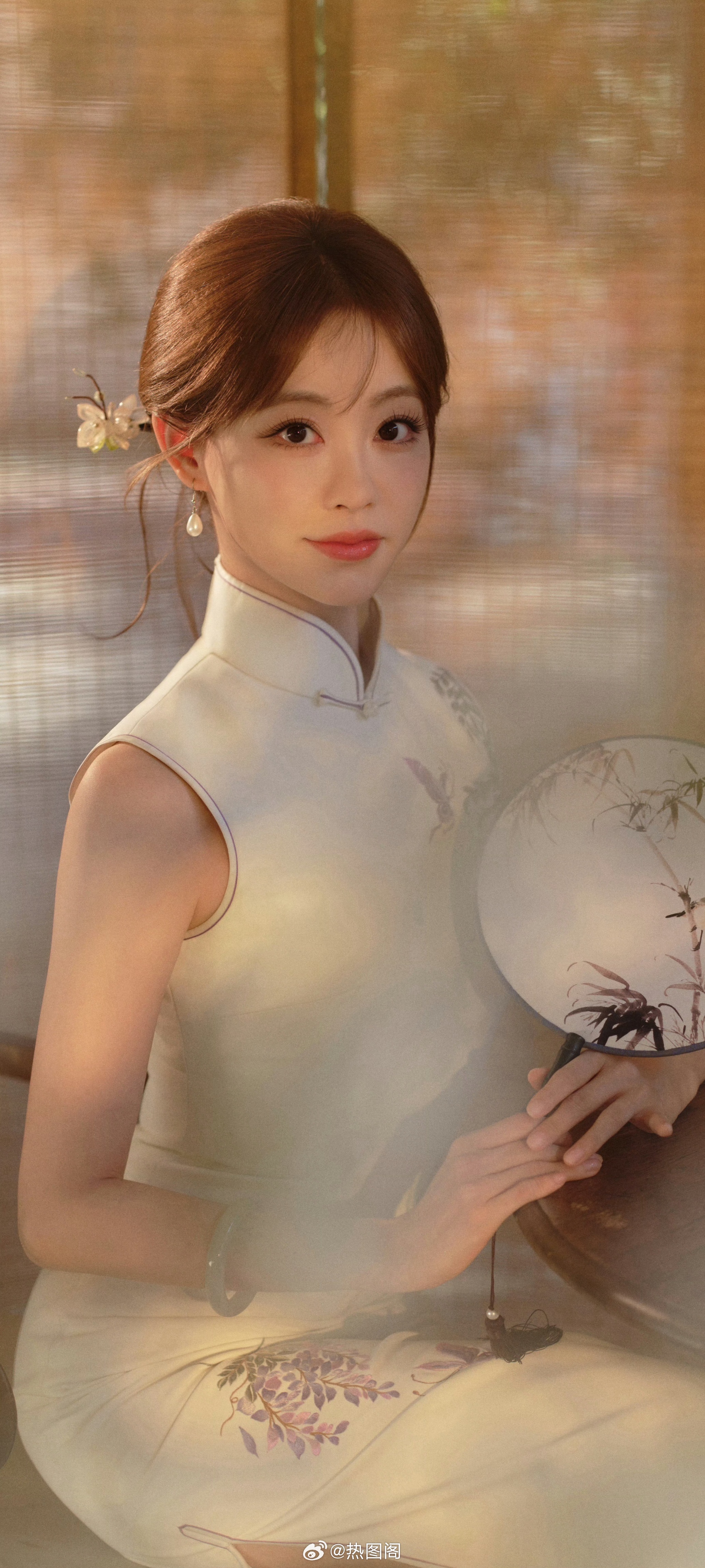 祝绪丹旗袍穿搭壁纸：温雅柔美的女子。祝绪丹