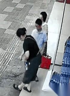 报应这东西，有时候真就快得离谱。
前一秒，大妈还理直气壮地拧开一瓶爱心专供的矿泉