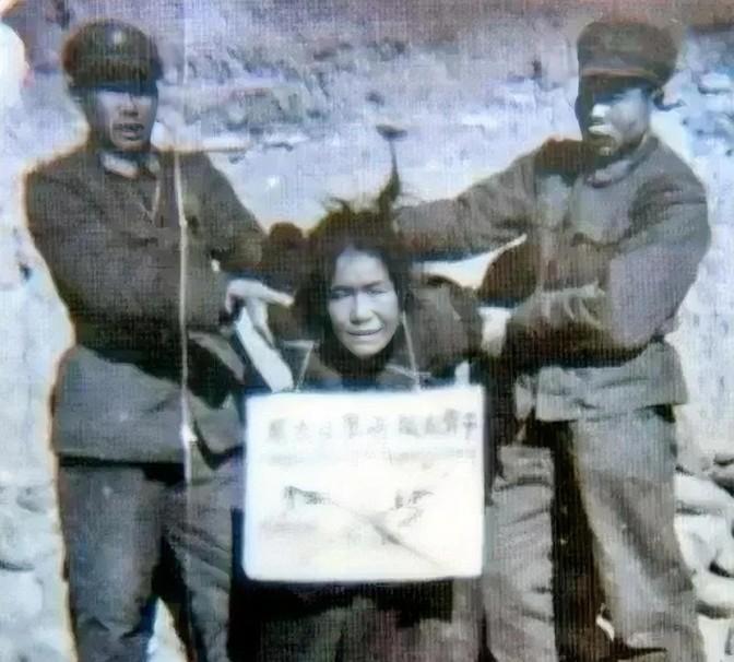 1970年的一天，北方某地街头突然传来了撕心裂肺的叫喊声，只见一个披头散发的中年