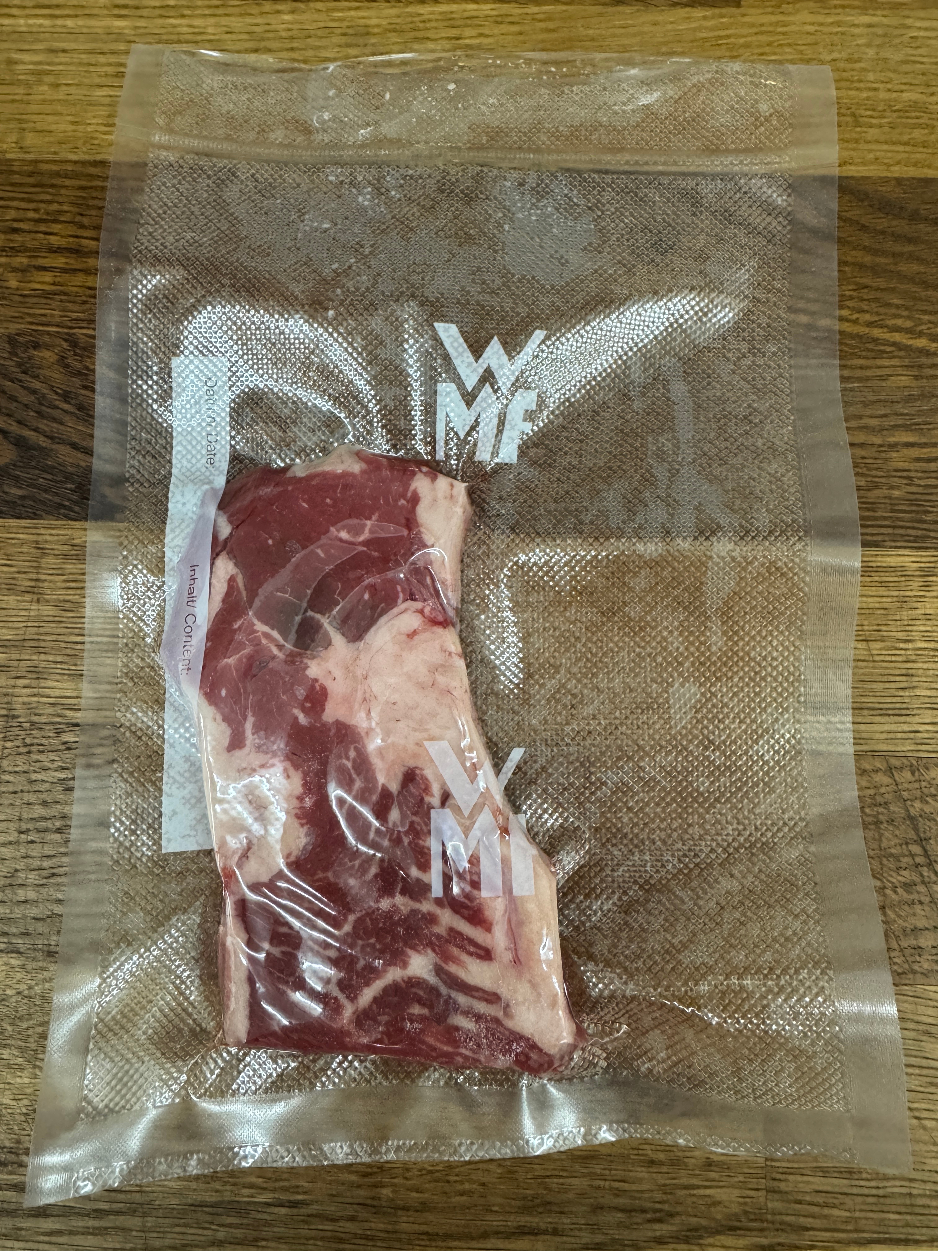 工作餐。60度低温熟成1小时的牛肉。如果肉类油脂丰富，基本上不要放任何的调味腌料