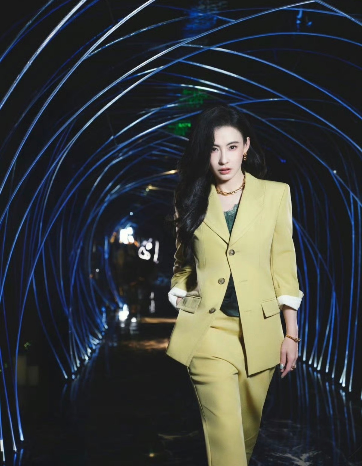 张柏芝戴了大金链子在绝对的美貌面前，是根本不会注意到脖子上有这么粗的一条链子的