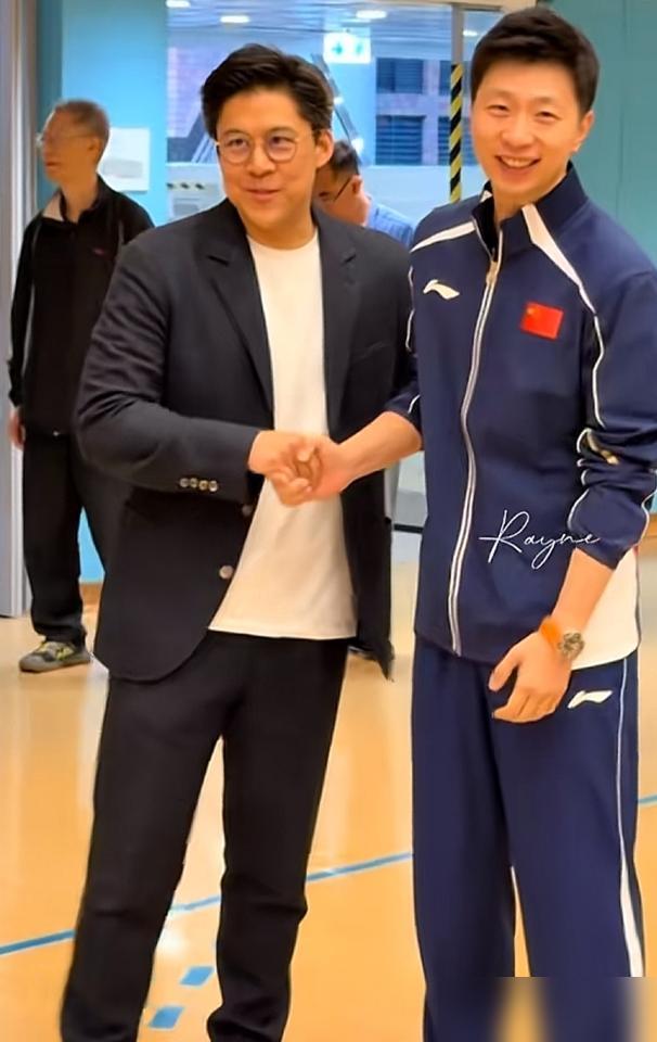 3月20号，香港理工大学的体育研讨会，有个细节挺提气。
 
合影环节，马龙和霍启