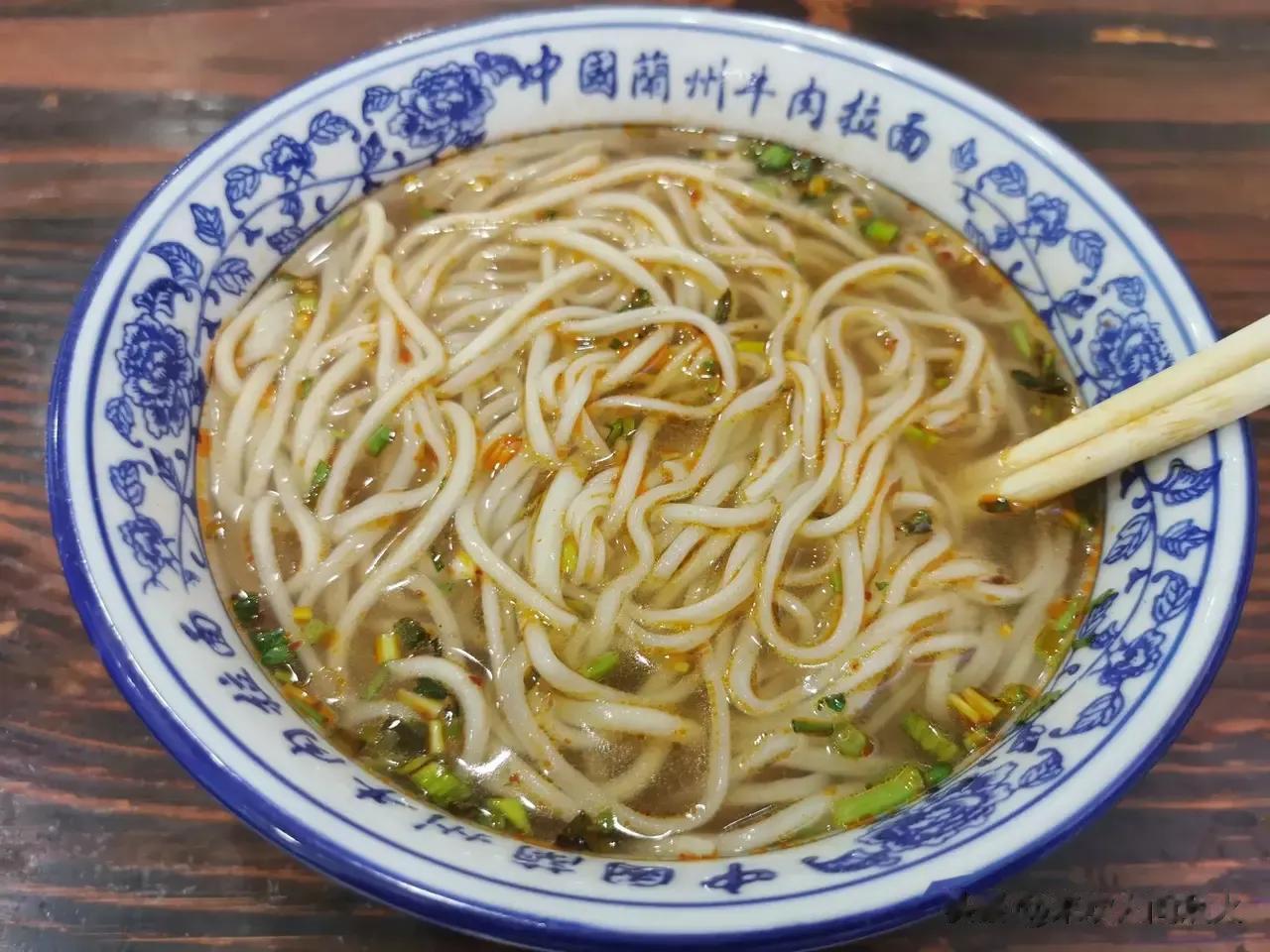 大家有没有发现？很多兰州拉面馆里经常是两个成年男子和两个年轻女子外加一两个小孩，