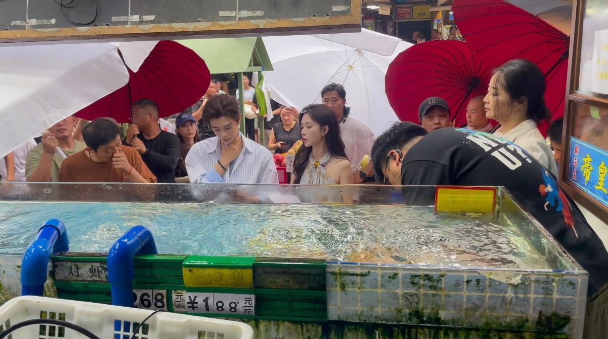丁禹兮孟子义海鲜市场路透 摊主拿起手机就是一个拍摊主拍的丁禹兮孟子义大正面