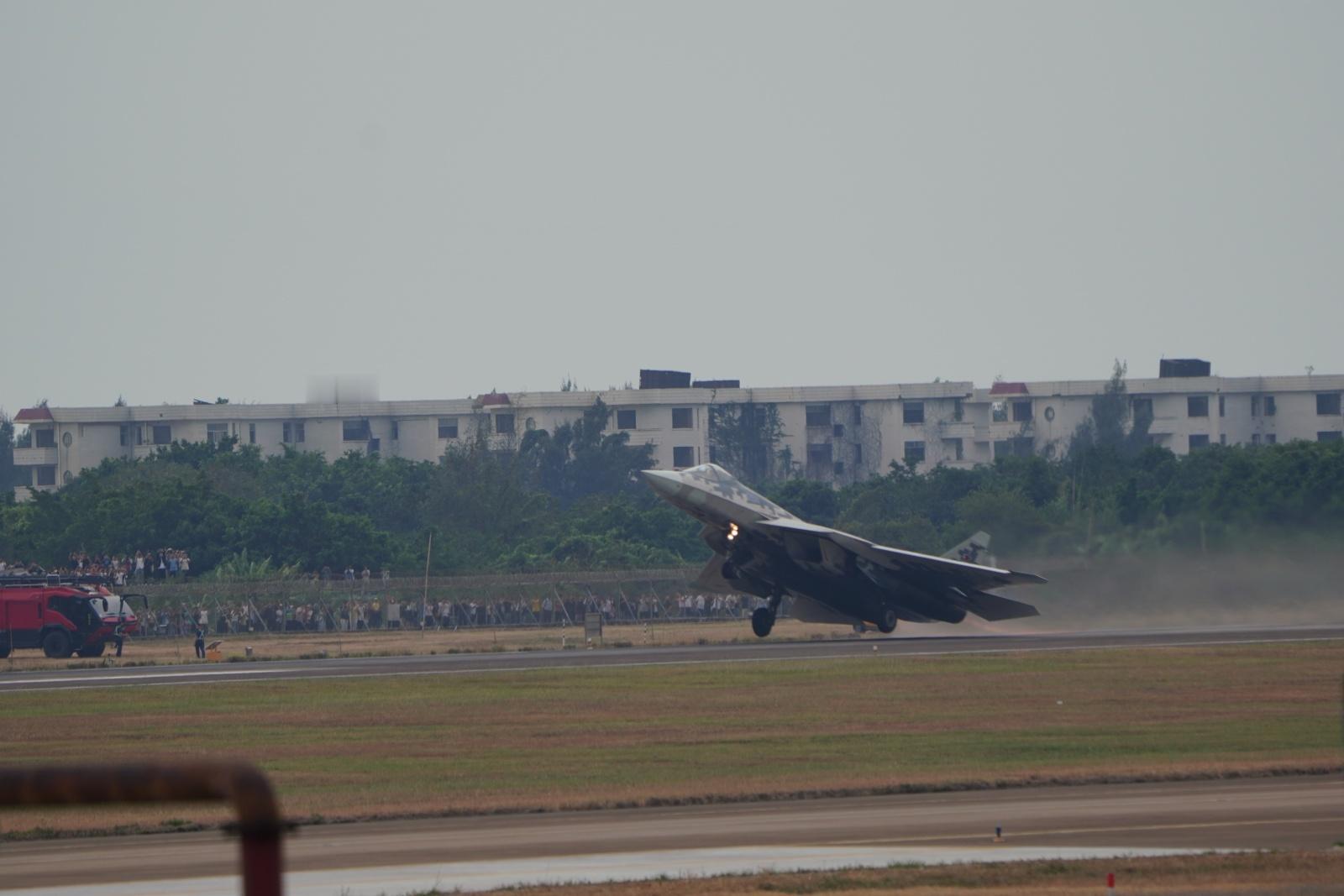 #中国航展#Su-57和金凤台(含炮楼)的朋友们，我又拍糊了 ​​​
