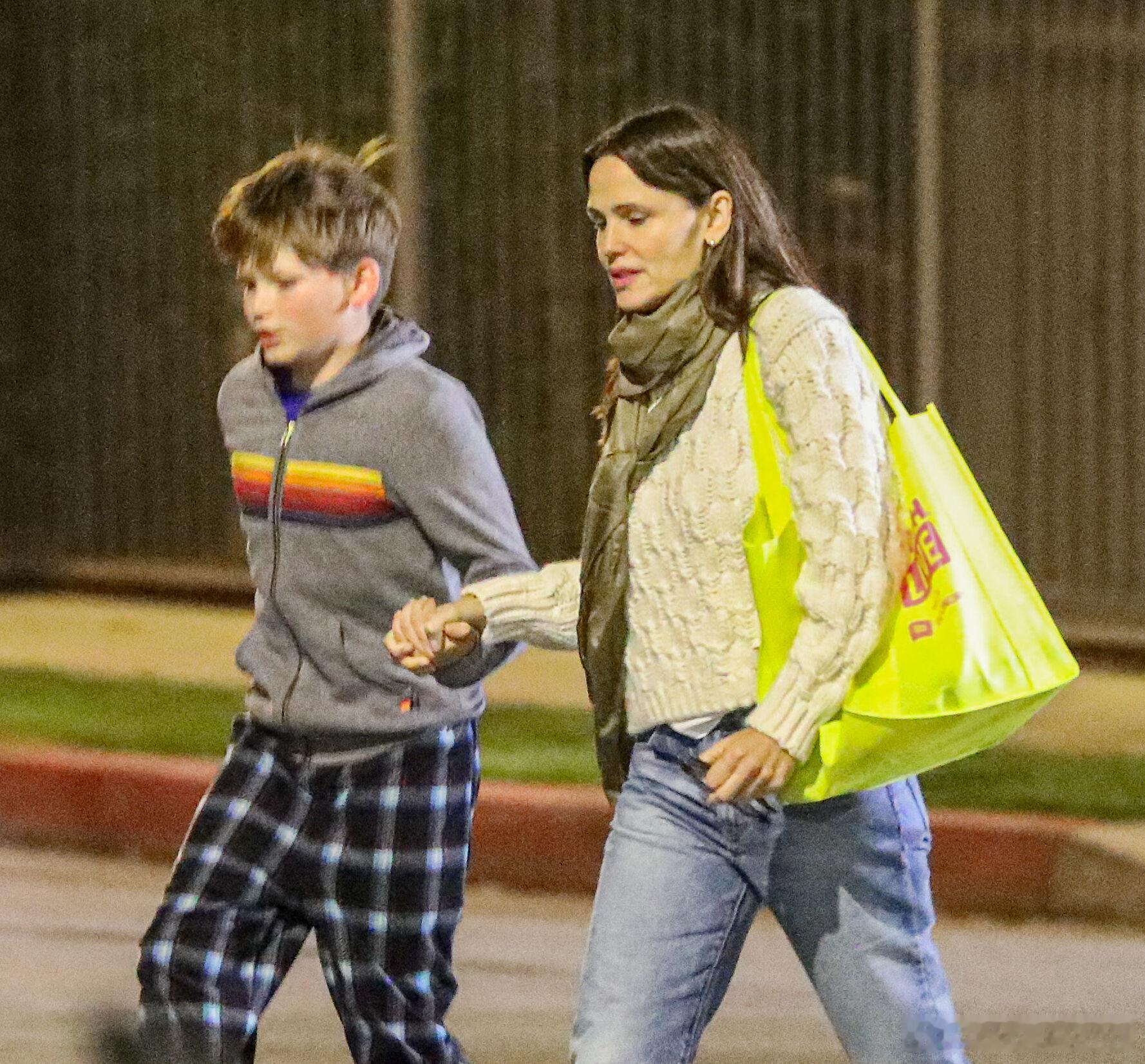 jennifer garner 詹妮弗加纳和儿子Samuel在洛杉矶外出前往支持