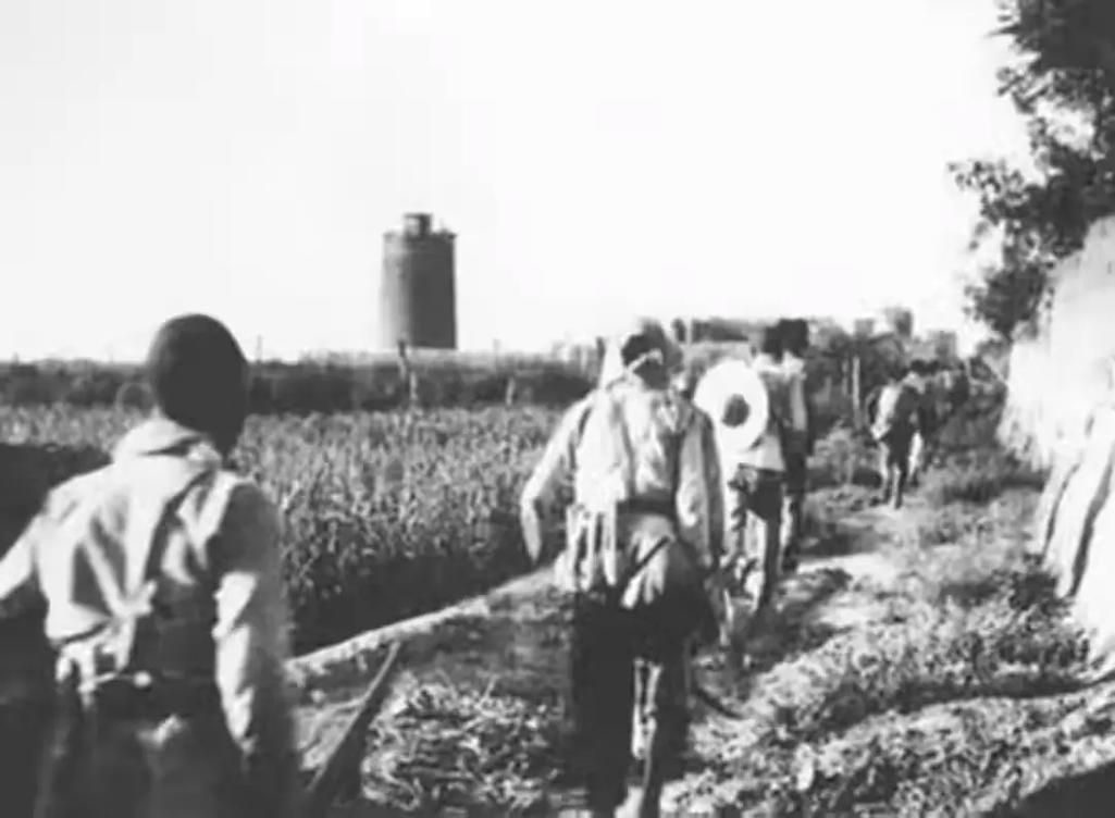 1938年，南京郊外，一名小女孩被日军包围，日军正要对其施暴，突然一个黄色的身影