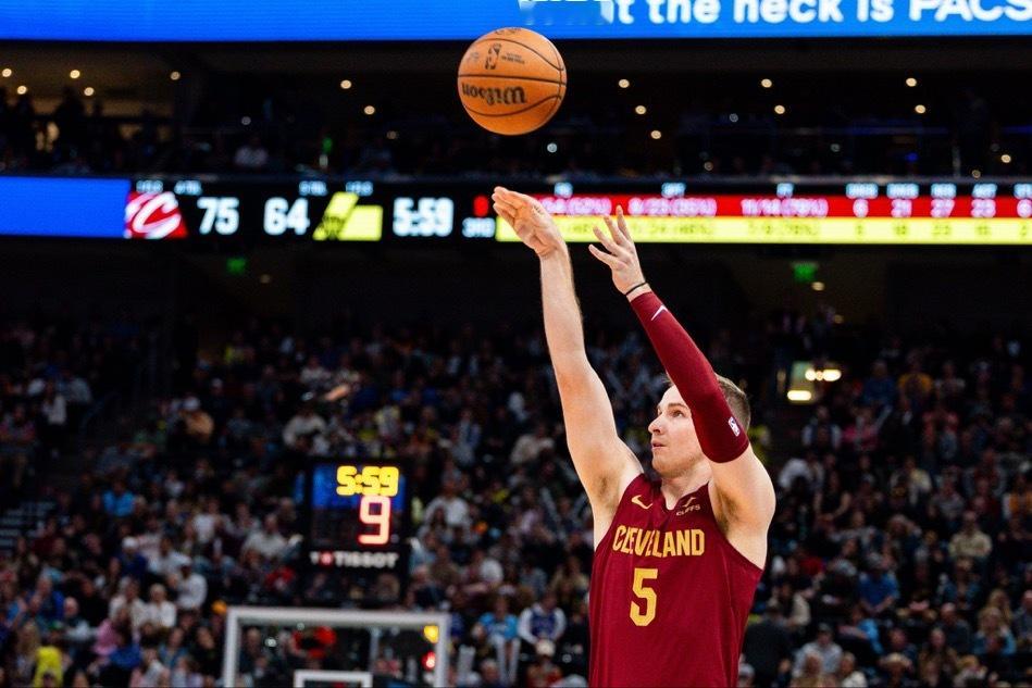 美媒：杰伦·泰森的三分球命中率在联盟中排名第三（47.3%）。萨姆·梅里尔的三分