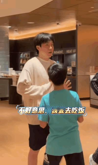 头哥罕见婉拒签名小朋友！
大家知道，头哥一向尊重球迷，尤其是小朋友球迷，对他们的