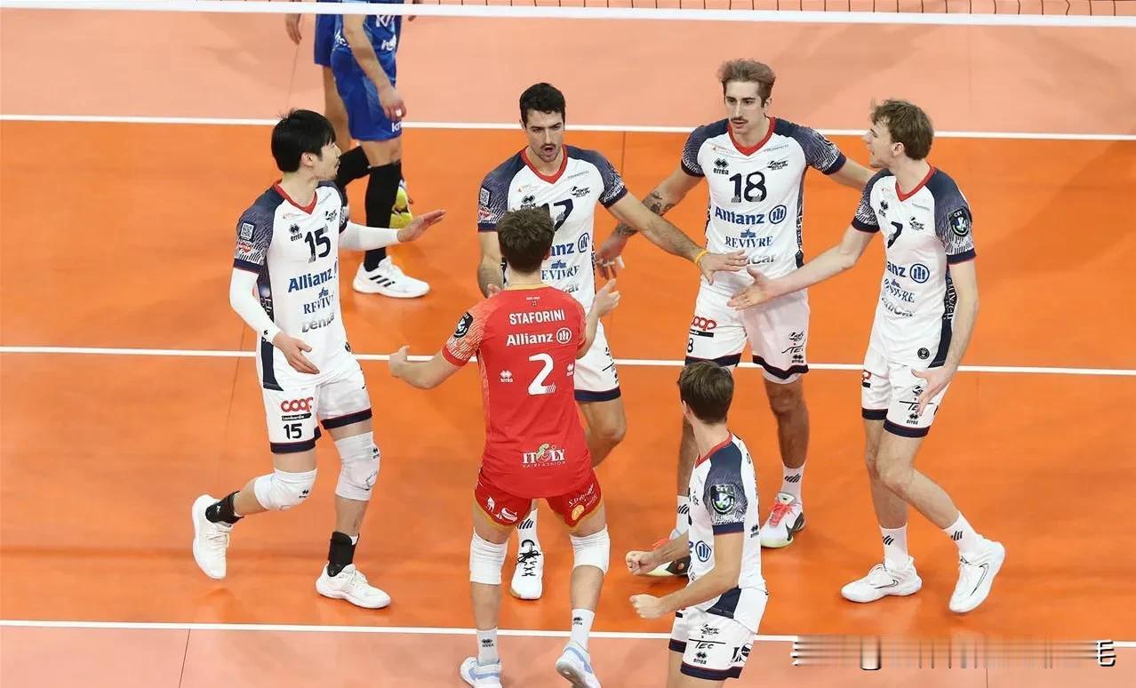 欧冠男排米兰首秀3-2大逆转 扎维尔切零封开门红
11月13日，欧冠男排第四轮小