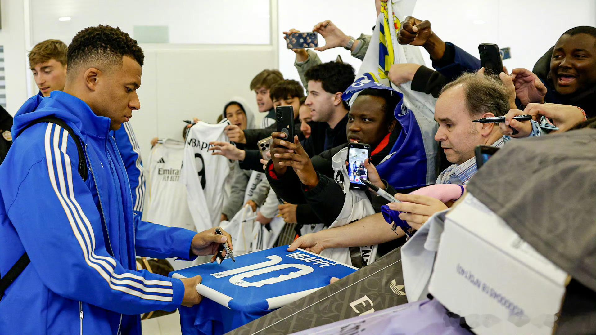 皇家马德里。还有什么好鱿鱼的我的天！皇马今晚客场出战阿拉维斯，除了冷风能够阻挡。