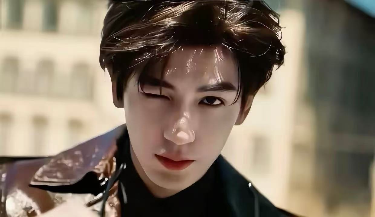 张凌赫帅到犯规梗也绝 张凌赫在上海活动的表现亮眼十足，西装造型完美凸显宽肩窄腰大