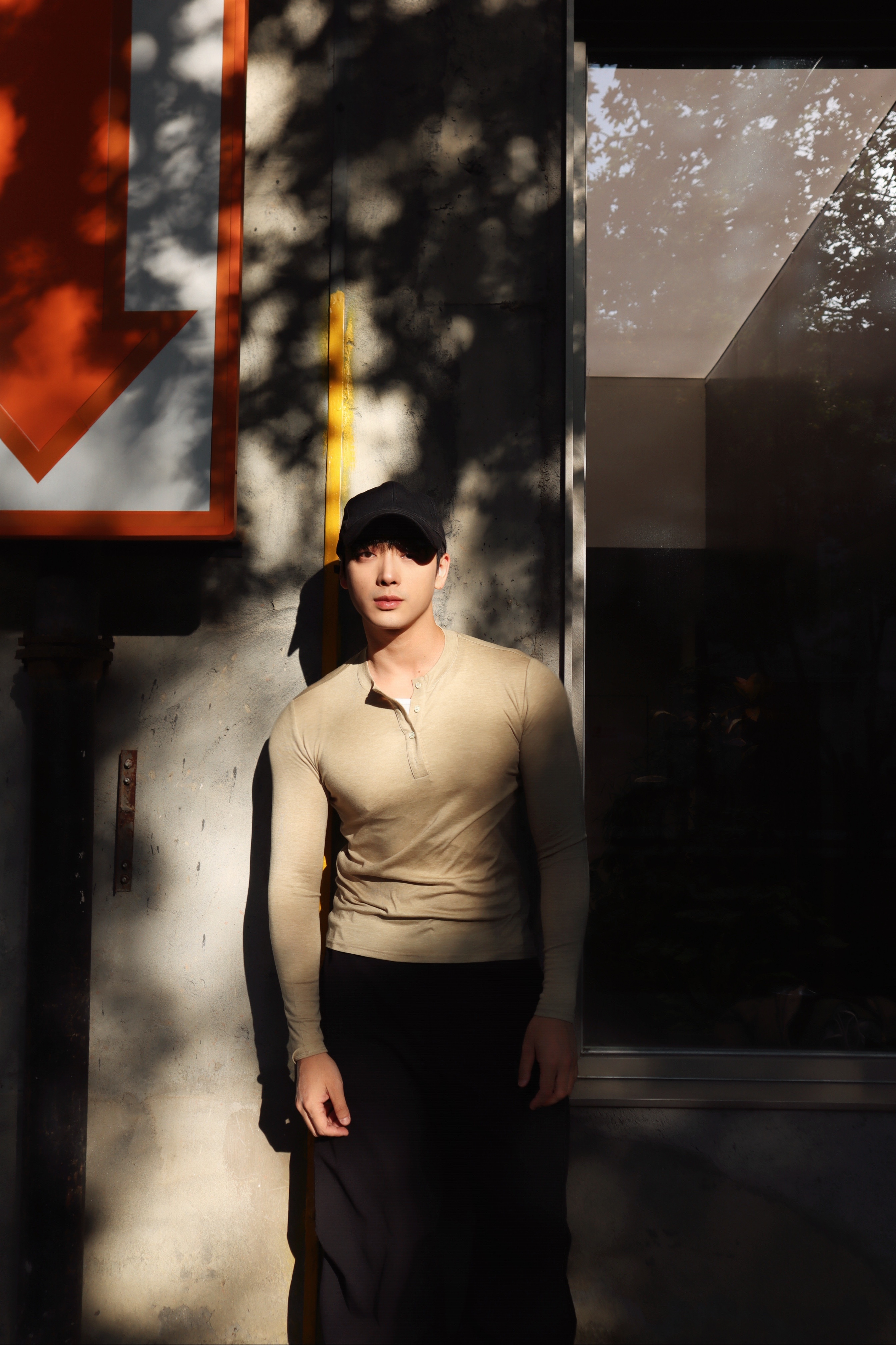 王尔德说：爱自己，是终身浪漫的开始。情人节的浪漫，是先把自己照顾好。穿搭不追赶潮