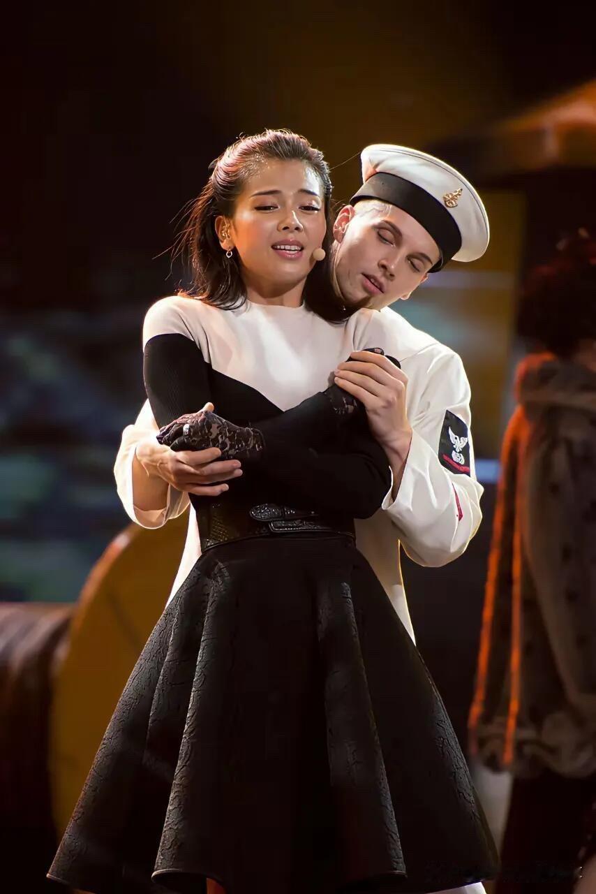 照片中的刘涛五官精致完美、气质知性优雅，演技也是达到了炉火纯青的地步了，不管是跟