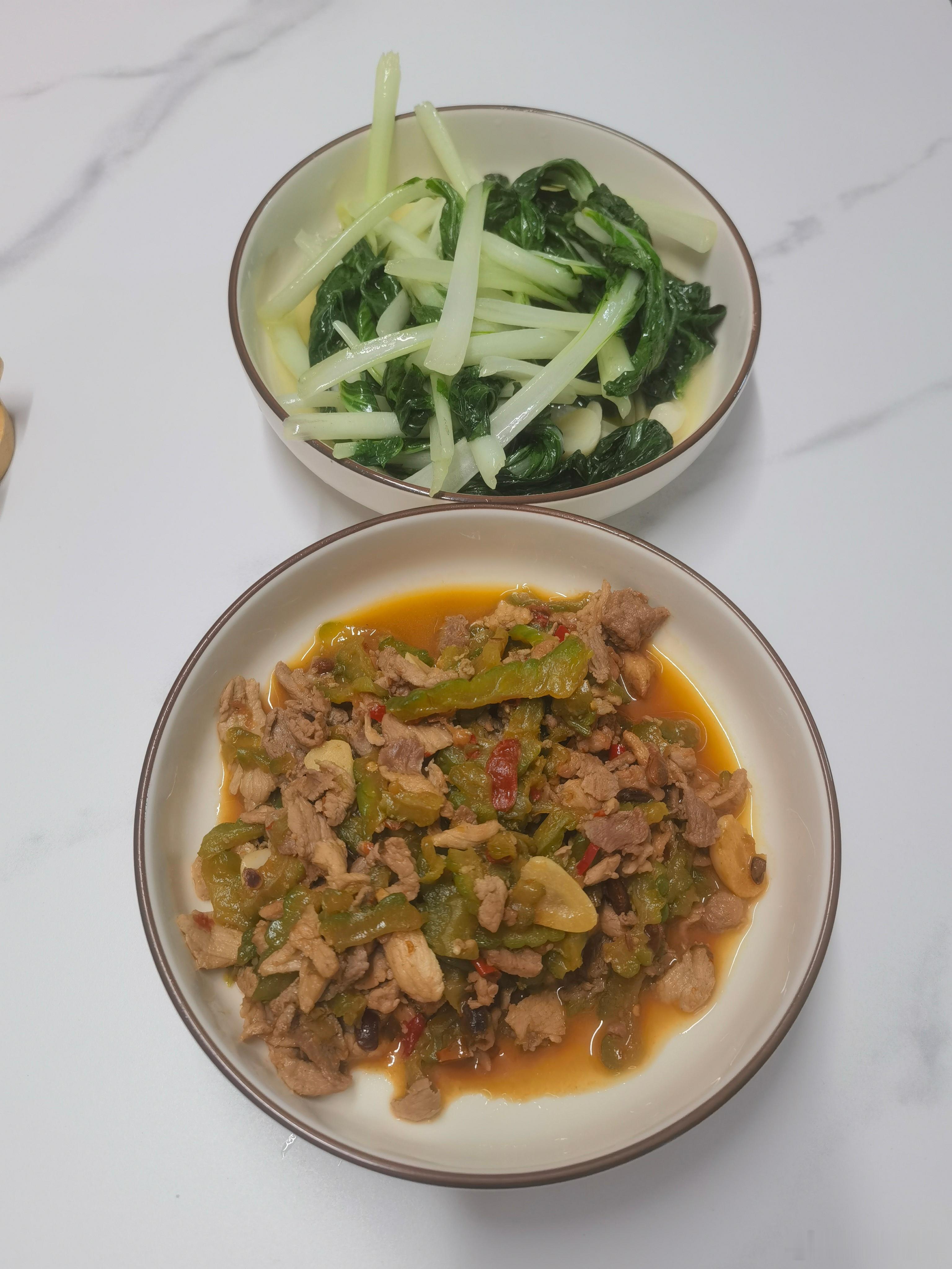 午餐：苦瓜炒肉+清炒小白菜。周六也要准时吃午饭，再来个午睡～ 