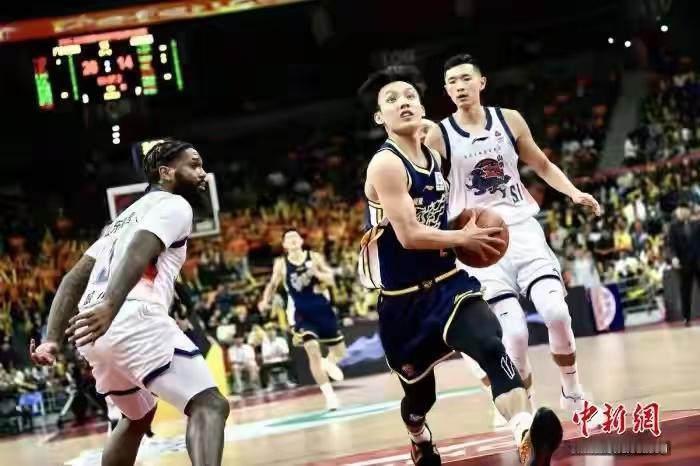 ：比赛终于结束了，杜峰擦了一把冷汗。
差点被山东高速的郭凯“偷家”。
第一节、第