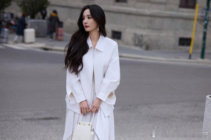 杨幂全白看秀造型杨幂全白看秀  白色系穿搭衬托出杨幂的清新脱俗气质，太养眼了。 