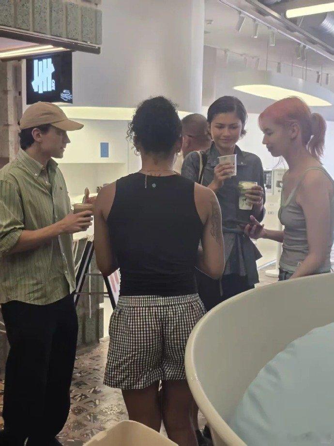 赞达亚荷兰弟抵达上海 赞达亚荷兰弟抵达上海，两人依旧甜蜜蜜呢~ 荷兰弟赞达亚来上