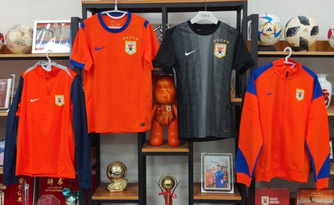 【广而告之】2月7日上午10：00，山东泰山队2026赛季新款装备（主场球衣、门