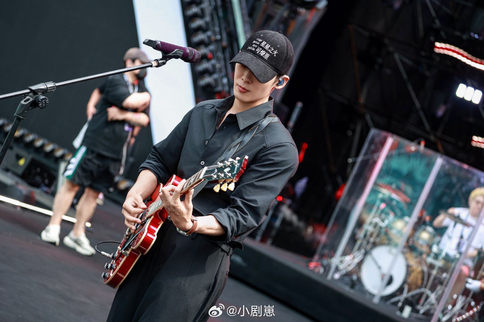 于适舞台吹冲锋号于适舞台弹红吉他吹响冲锋号，演唱铿锵有力，号声搭配摇滚氛围感好强
