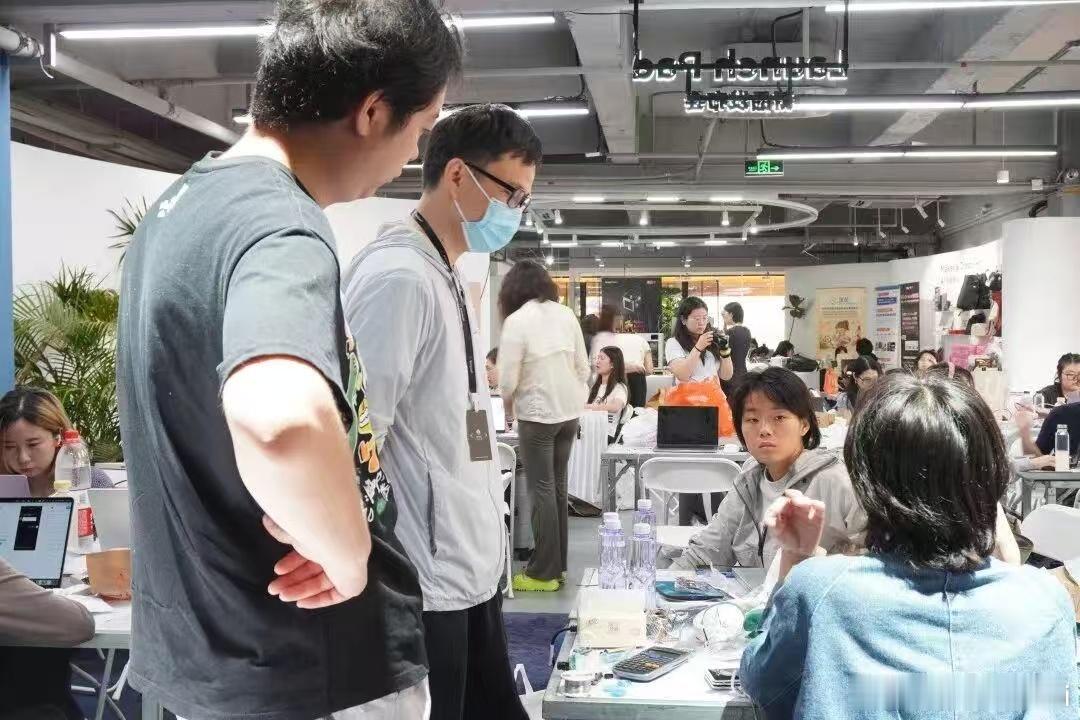 你愿意为AI定制的应用付费吗别再陷入文科就业焦虑，AI时代思维和洞察远比代码珍贵