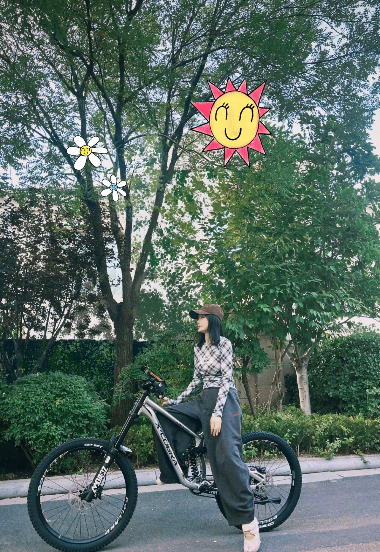 秦岚说去兜风……
一开始我还以为是坐着什么靓车去兜风呢
结果人家是坐自行车去兜风