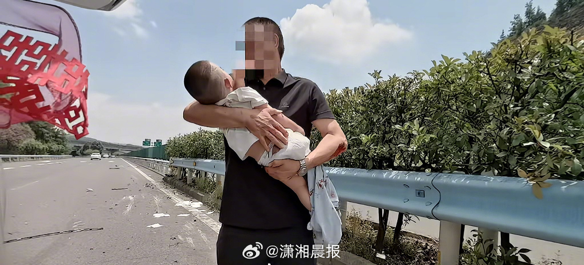 【#贵州高速车祸一幼童被甩落路面#】#贵州高速车祸被甩落路面幼童已脱险#据媒体报