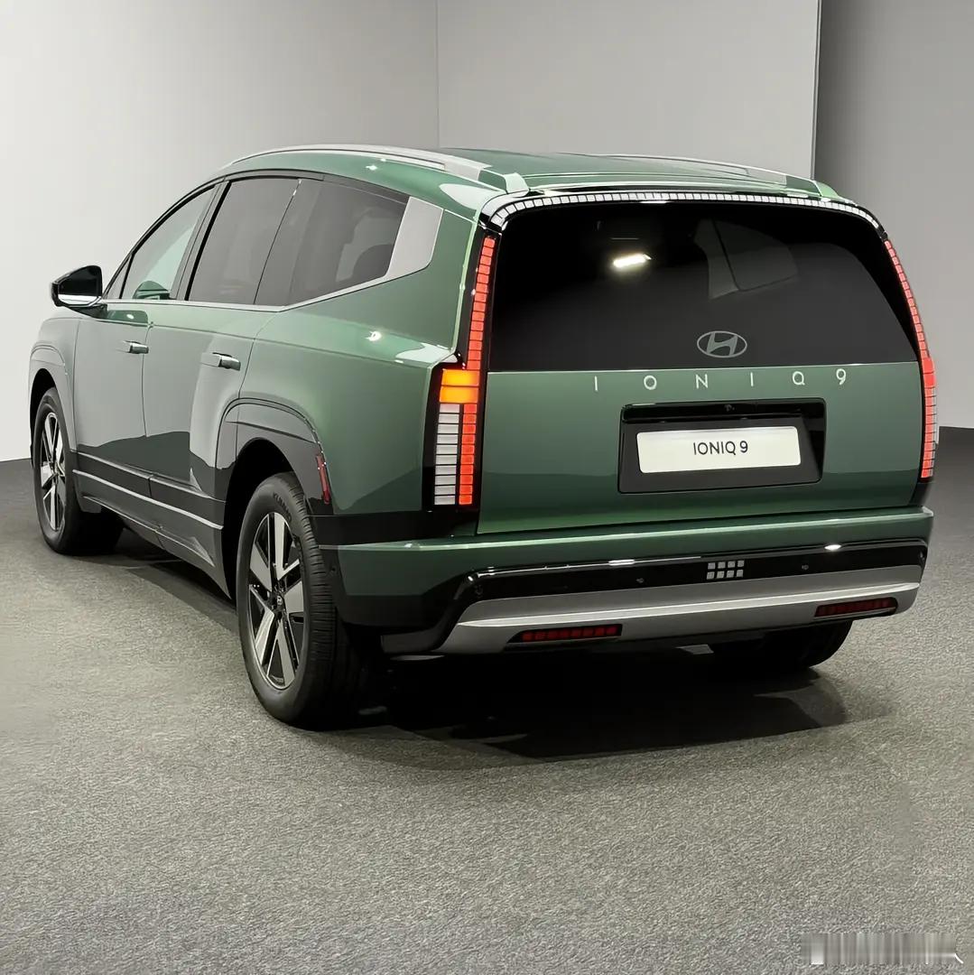 现代的纯电旗舰IONIQ 9也是主打三排座的家用SUV，C柱到尾部的设计也是溜背
