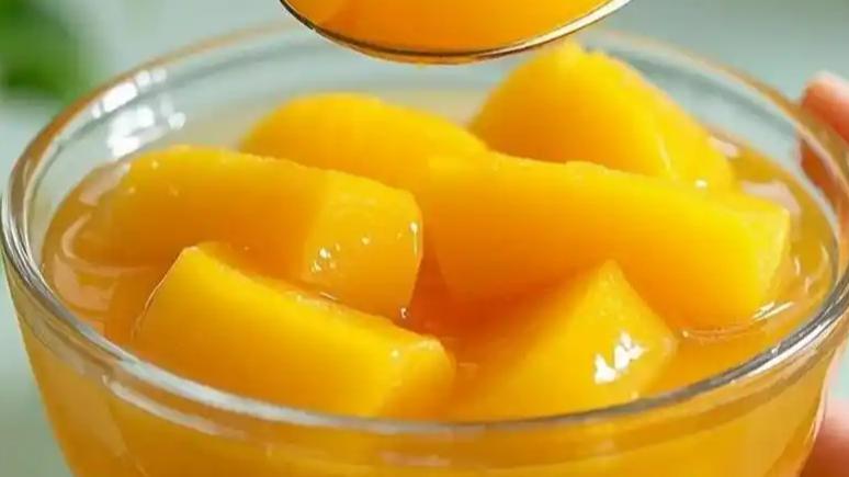 黑龙江省医院呼吸内科副主任林庆艳指出，黄桃罐头因含有丰富的水分、电解质和维生素C