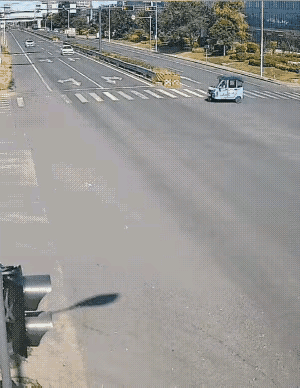 这老头乐是无人驾驶吧，都撞碎了也没看见个人。[思考]
