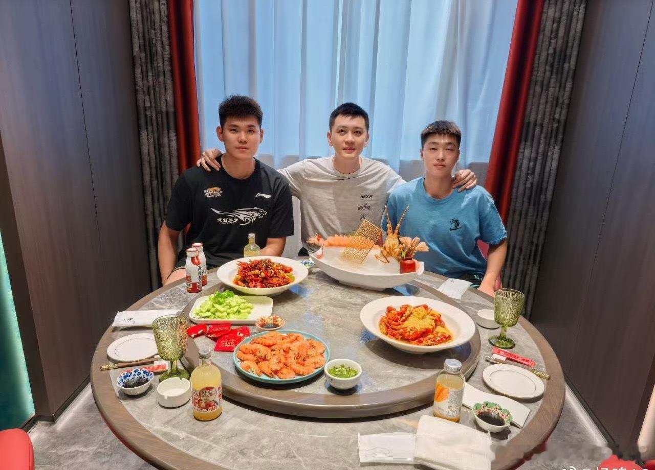 我看除了对艾伦，都挺有情有义[哈哈] ​​​