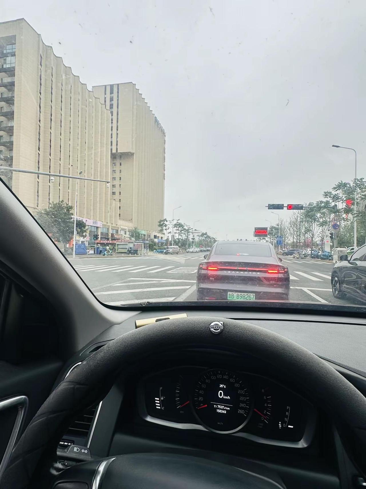 地上的砖你是一块不搬，网络上的鸡汤你是碗碗都干。干这些网络鸡汤有个鸡毛用？鸡毛用