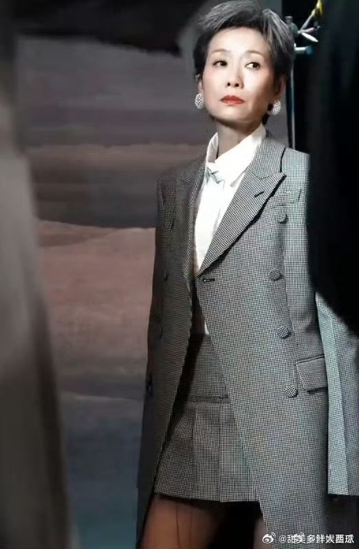 叶童短裙造型乘风2025我单方面和叶童锁了！短发格子短裙，又酷又甜，浪姐舞台等你