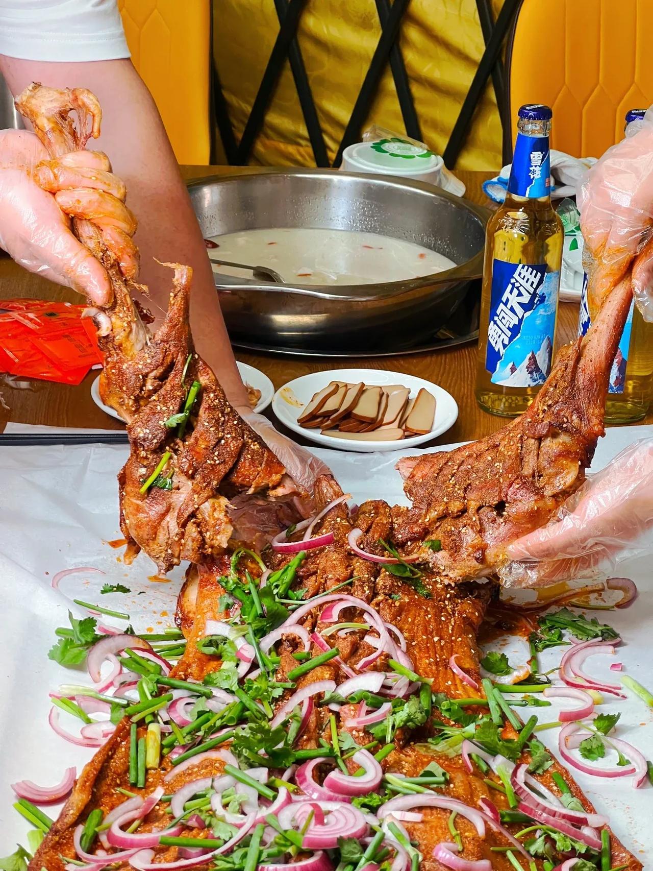 大型真香现场！秋天的第一只烤全羊🔥绝了


谁说只能冬天才能吃烤全羊、羊肉汤⁉