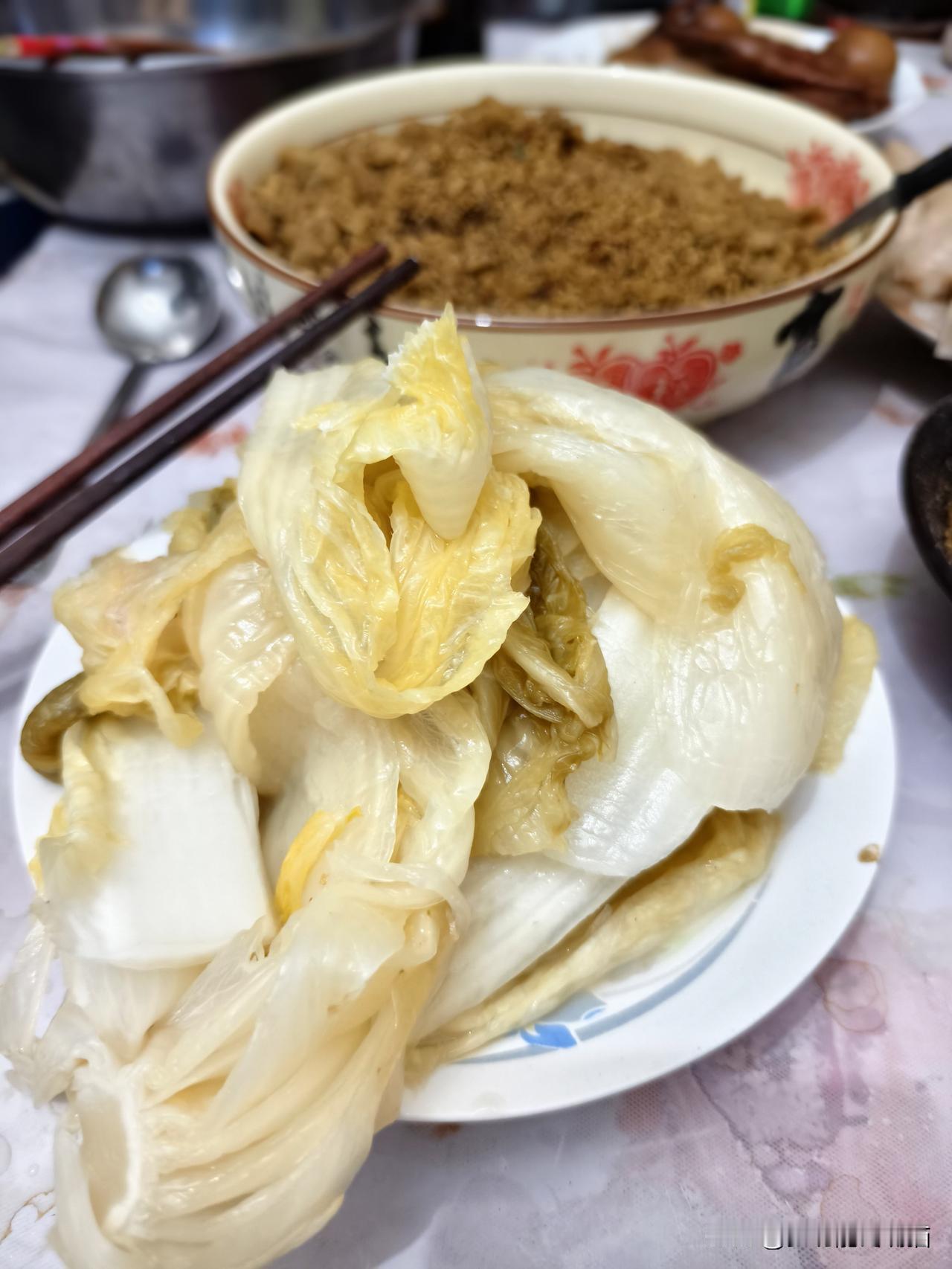 春日生活打卡季 山西偏关猫姐不止是天天吃肉肉，偶尔吃一顿素菜还不错哦！
淹酸白菜
