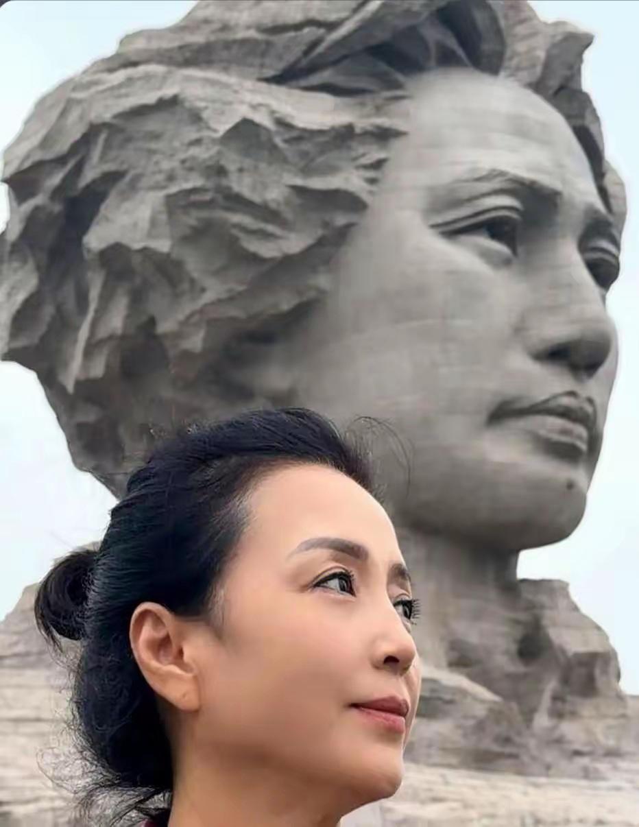 这张照片拍的是不错的，虽然男女有别，但这位美女在摄影师的指导、配合之下，跟毛主席