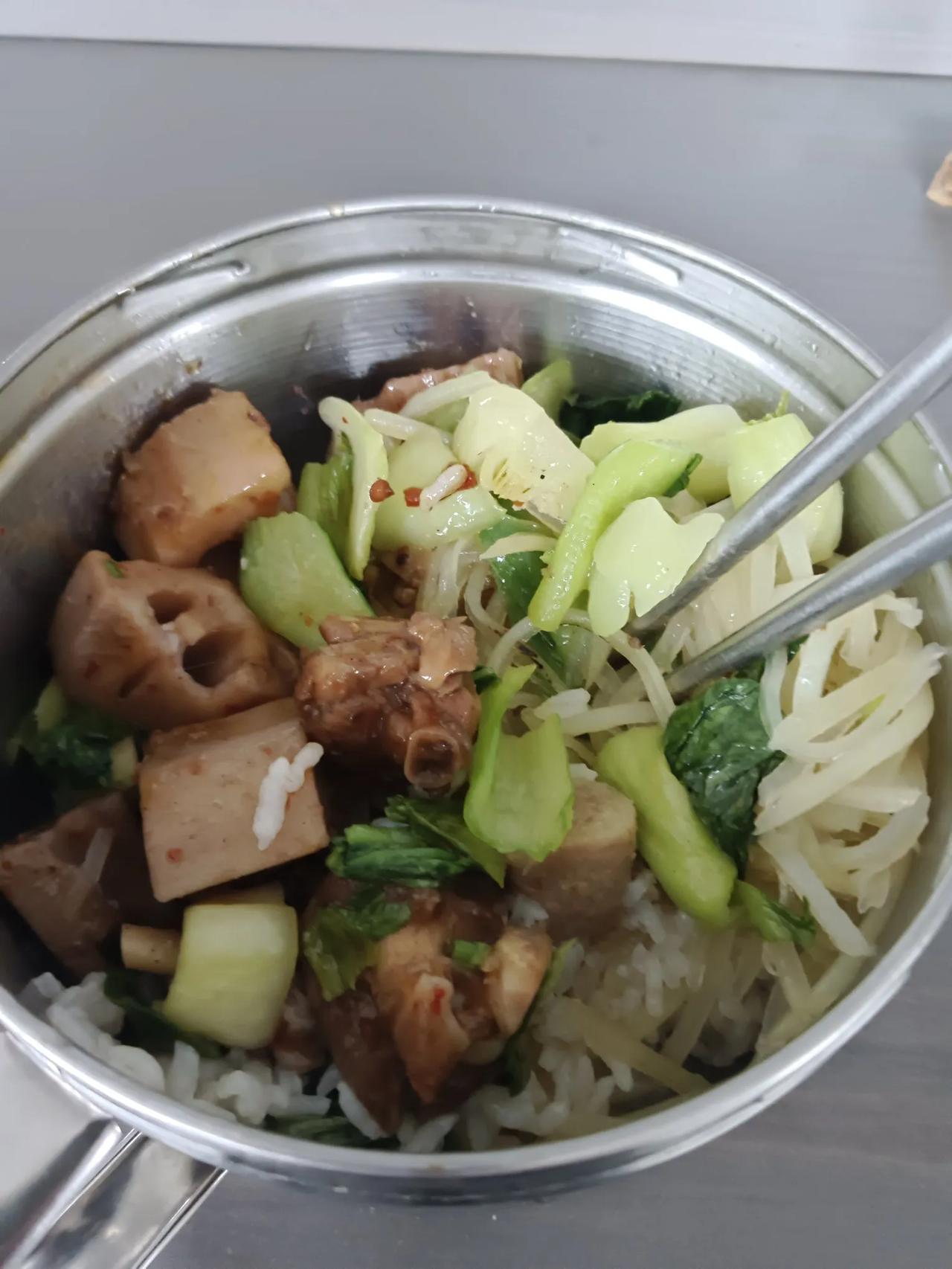 冬日生活打卡季今天周一，这是来孝感上班的第二周，中午吃的是莲藕烧鸡块、青炒小白菜