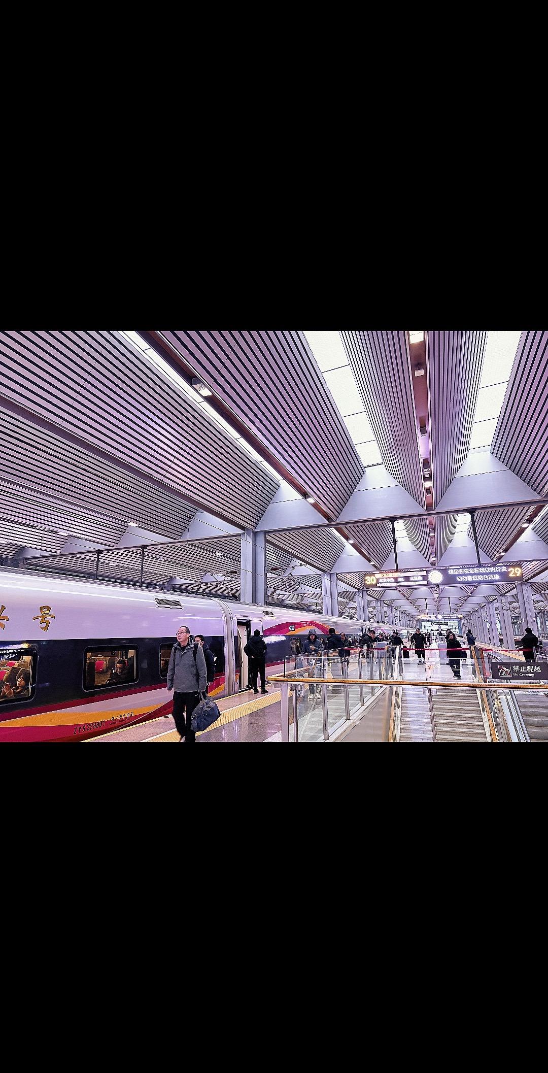 见老友的意义就是当你垂头丧气时， 他记得你当年意气风发时的样子； 少年...