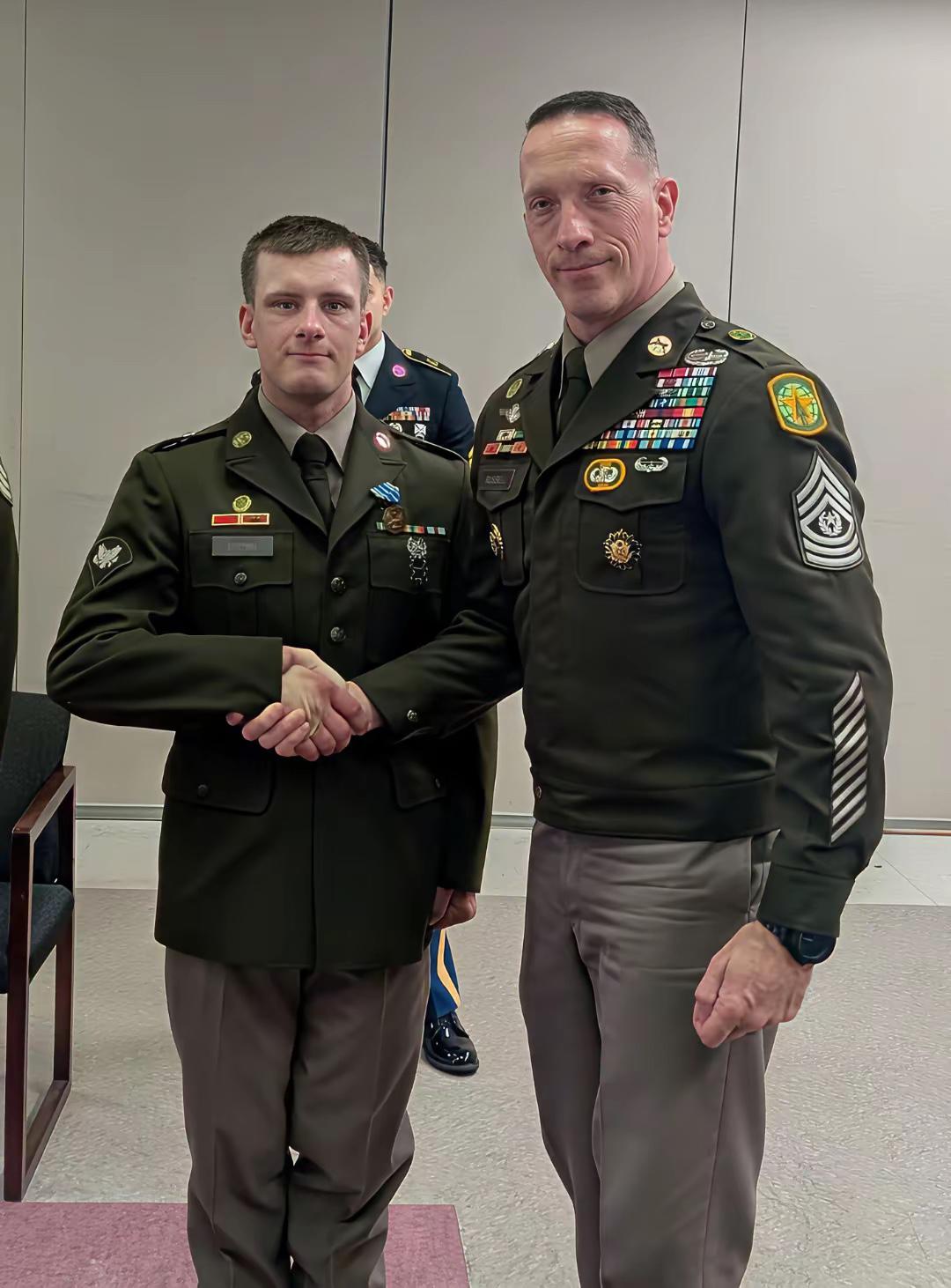 这位是战场真神，勋表都快挂满了。
紫心勋章：战斗中负伤
铜星勋章：战斗中的英勇行