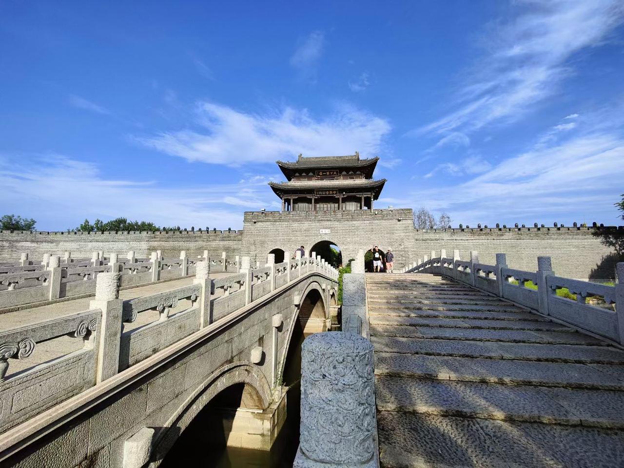 台儿庄古城，不单是一座美丽的古城，更是一座英雄的古城。

一城绿水微波荡漾，风光