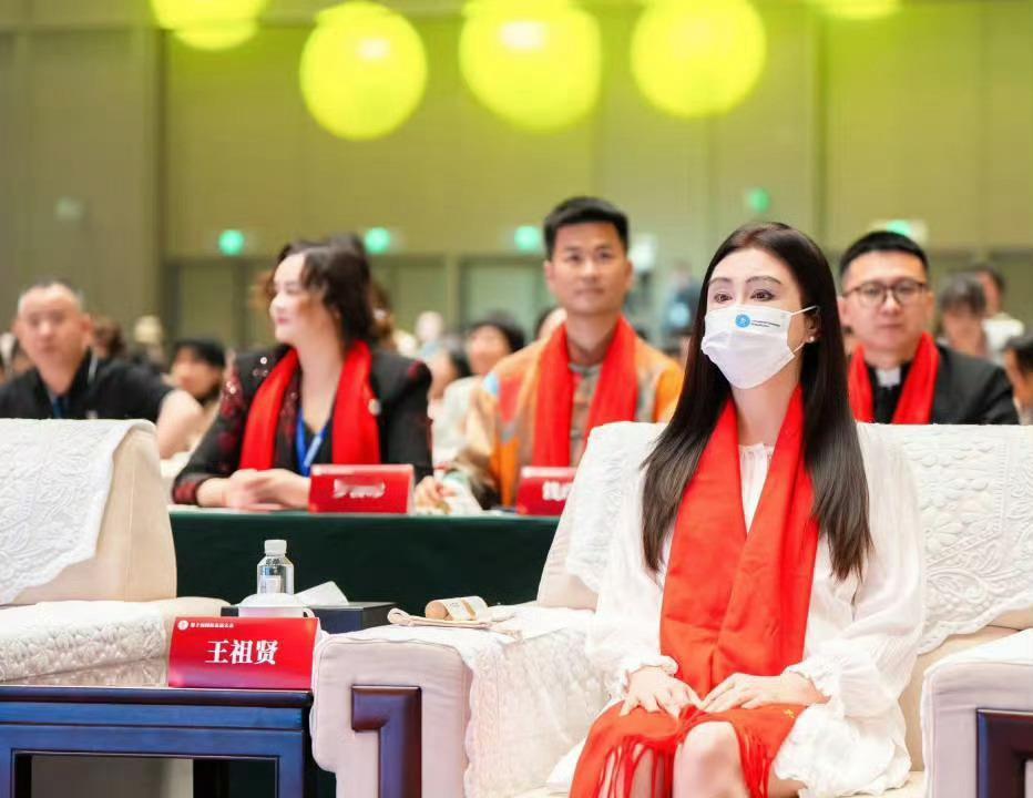 58岁的王祖贤无锡参会路透，眉眼间还是蛮有气质 ​​​