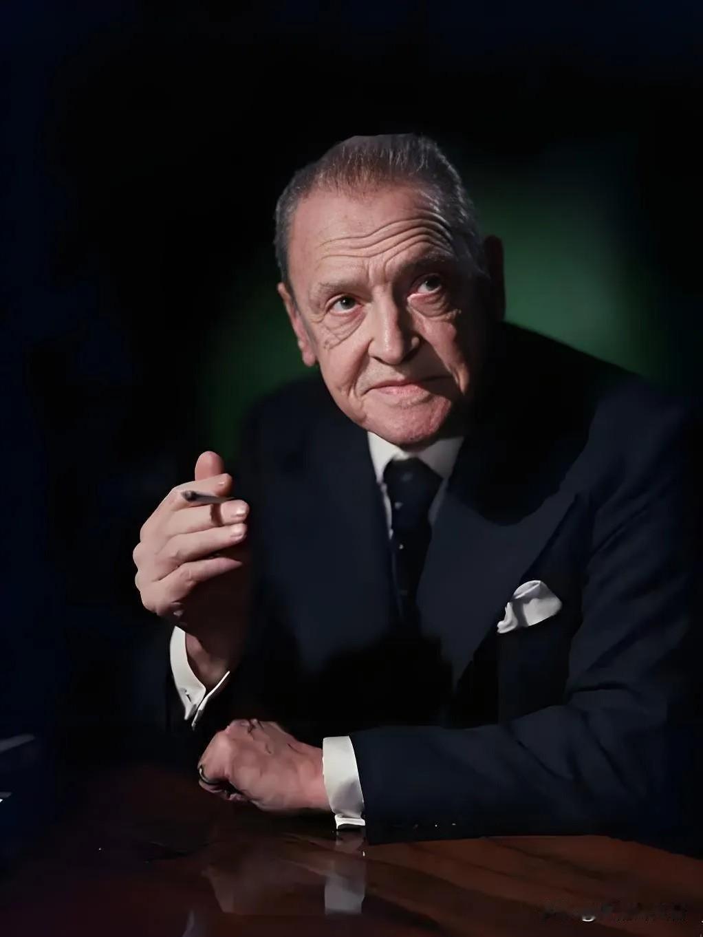 毛姆说：
“找个穷人结婚，
你就得承担他的无知、债务、灾难，
还有他一切的糟糕思