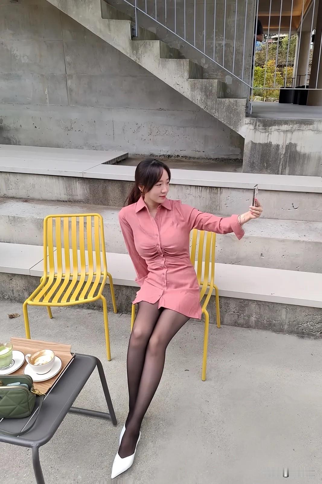 都市雅致生活，咖啡香中享受宁静时光。