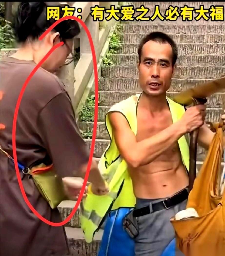 九华山，一个60多岁的大爷，肩膀上压着120斤的水桶，扁担陷进肉里，在坑洼的石阶